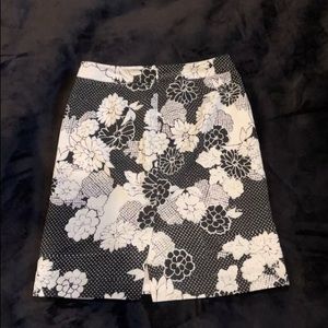 Black and White Floral Van Heusen Pencil Skirt Size 2